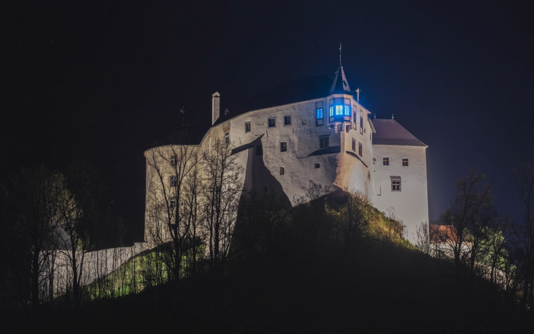 Hrad Ľupča zasvietil namodro